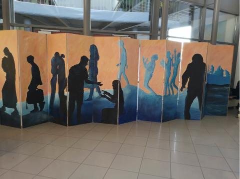 Erasmus-Paravent zum Thema „Flucht und Migration“ im Foyer der IGS Stromberg