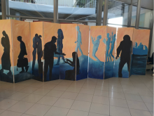 Erasmus-Paravent zum Thema „Flucht und Migration“ im Foyer der IGS Stromberg 